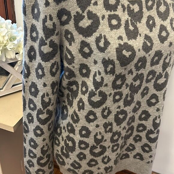 Gap gray leopard print long sleeve crewneck sweater Size M EUC - Picture 4 of 10